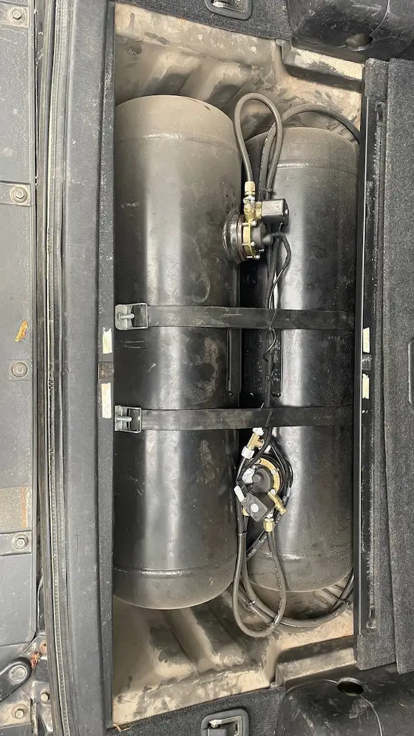 Два циліндричні балони ГБО по 30 л на Mitsubishi Pajero